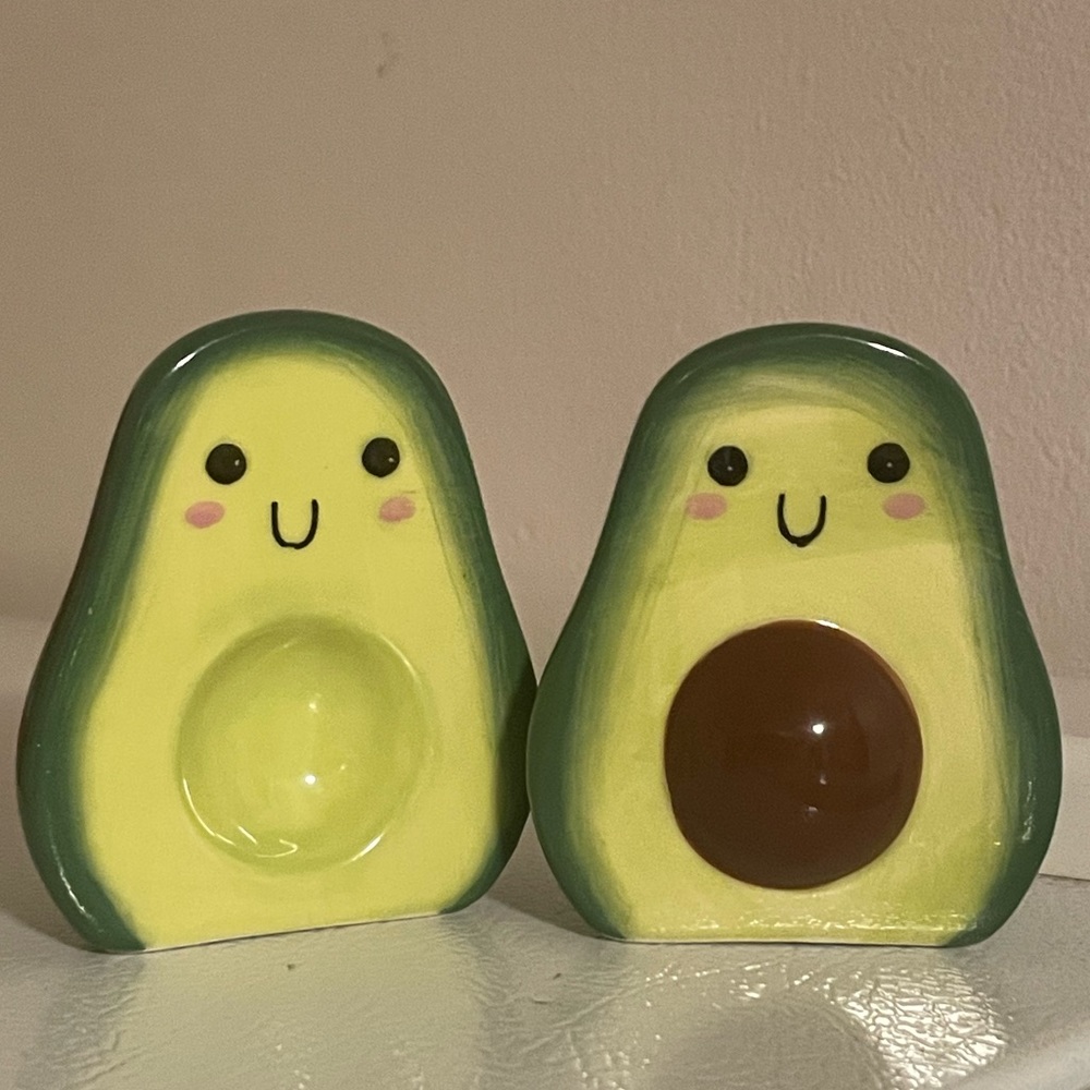 Adorable avocado salt and pepper shaker set 🥹🥑